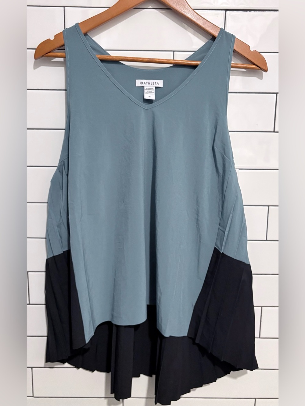 New $108 Athleta Swing Forward Tank Pleated NWT Teal & Black V Neck Sleeveless - Picture 4 of 9